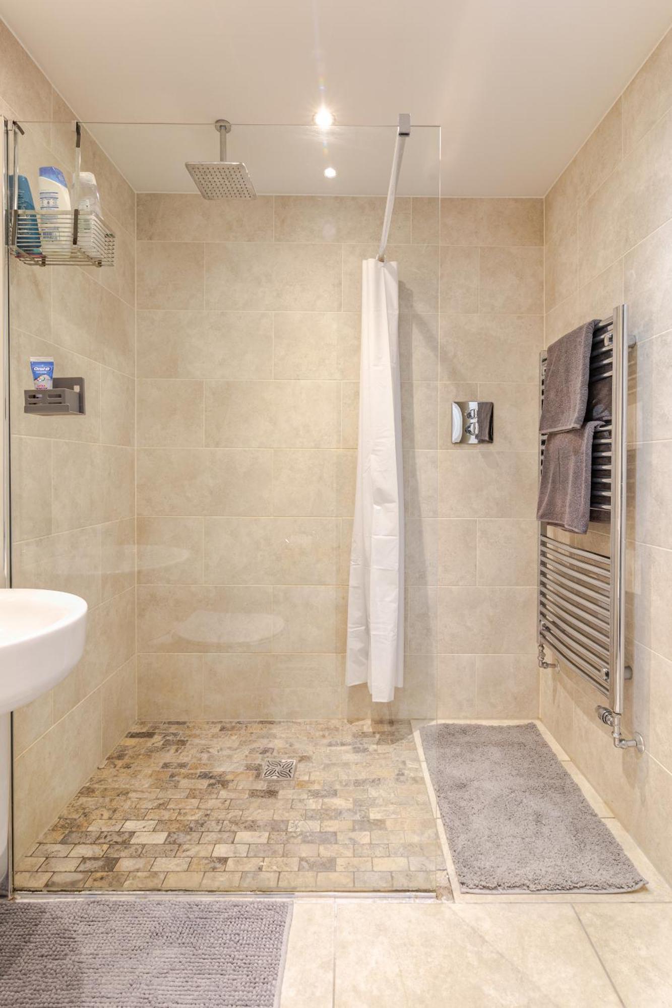 Large Double Room & Private Ensuite Bathroom, Badbury Park, Swindon, Near Great Western Hospital Ngoại thất bức ảnh