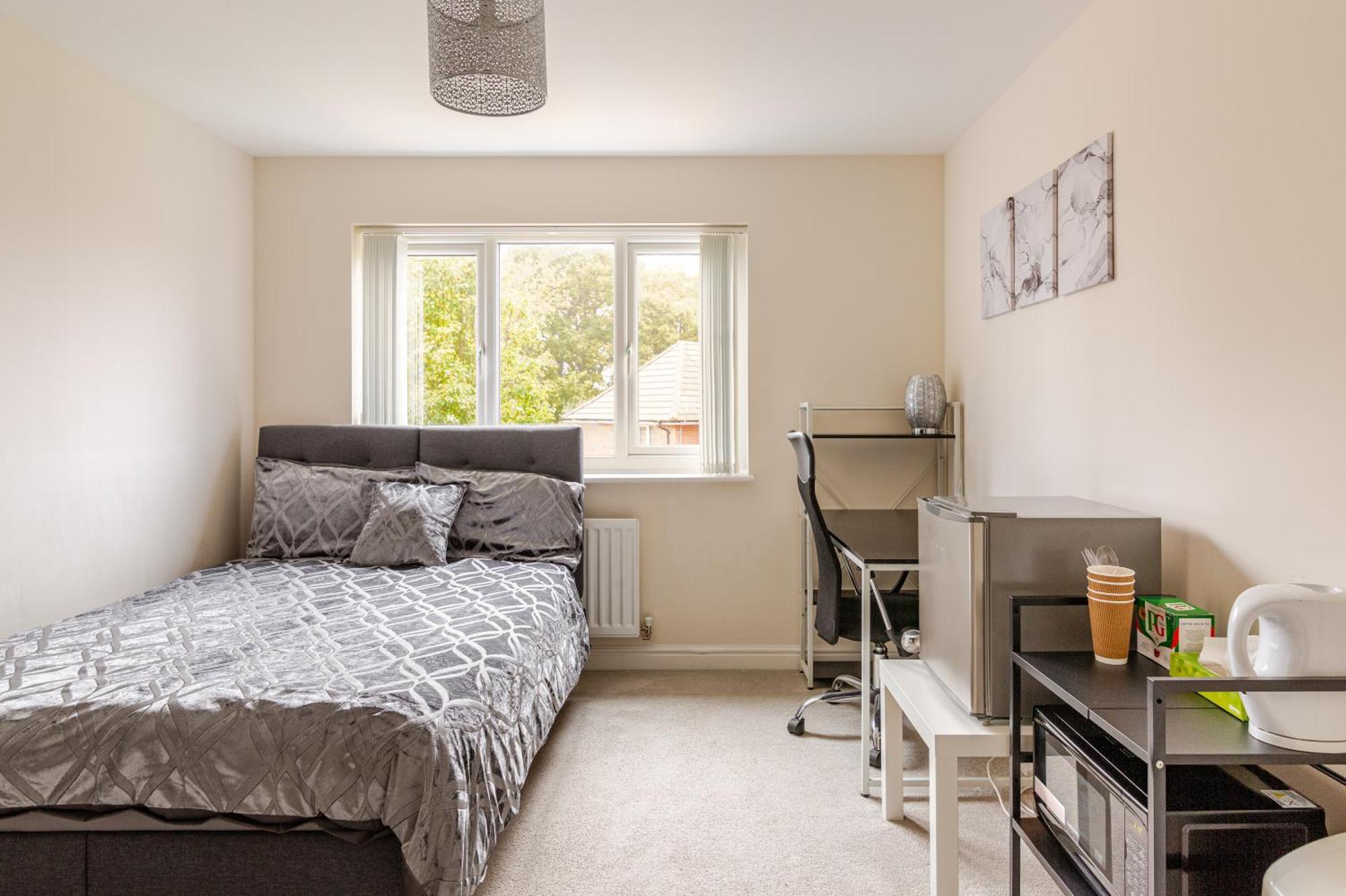 Large Double Room & Private Ensuite Bathroom, Badbury Park, Swindon, Near Great Western Hospital Ngoại thất bức ảnh