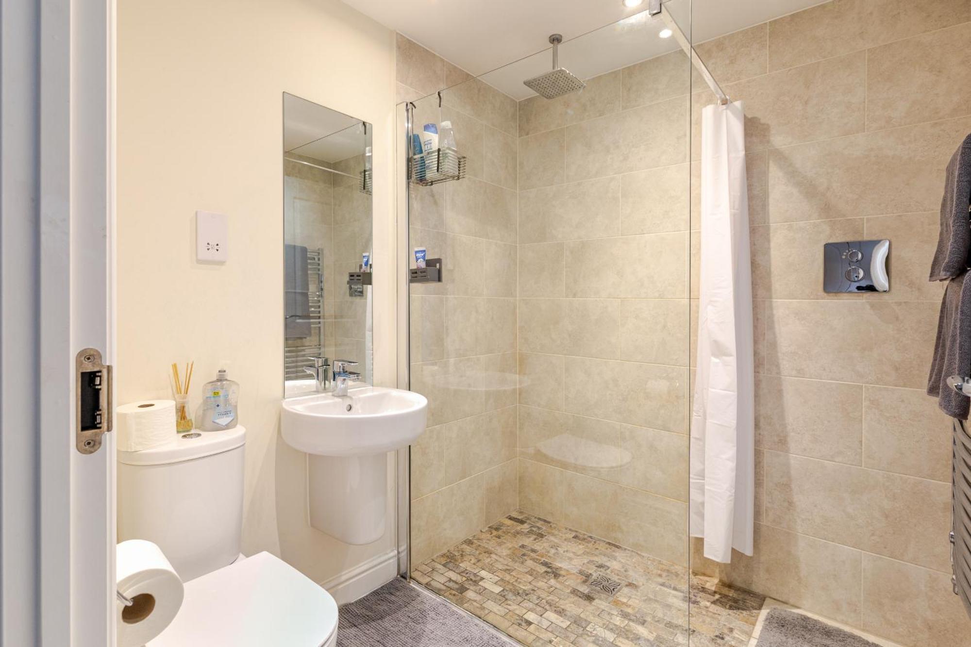 Large Double Room & Private Ensuite Bathroom, Badbury Park, Swindon, Near Great Western Hospital Ngoại thất bức ảnh